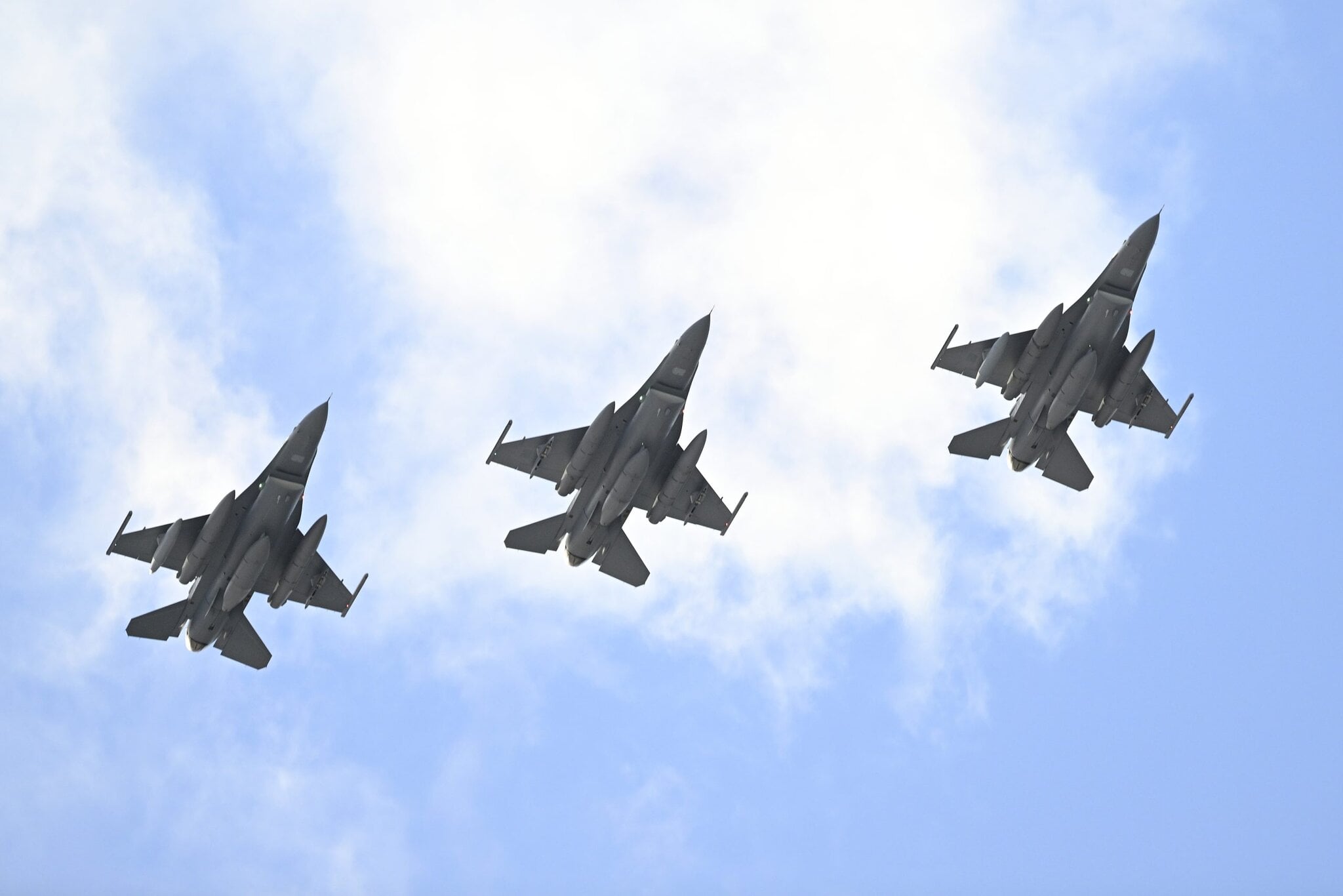 Na snímke 3 stíhačky F-16.