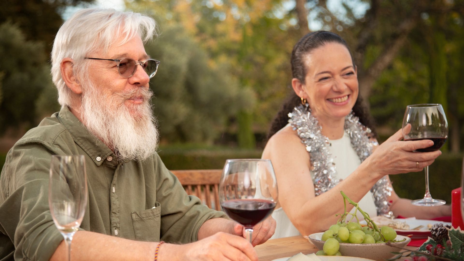 starší pár drží poháre s vínom