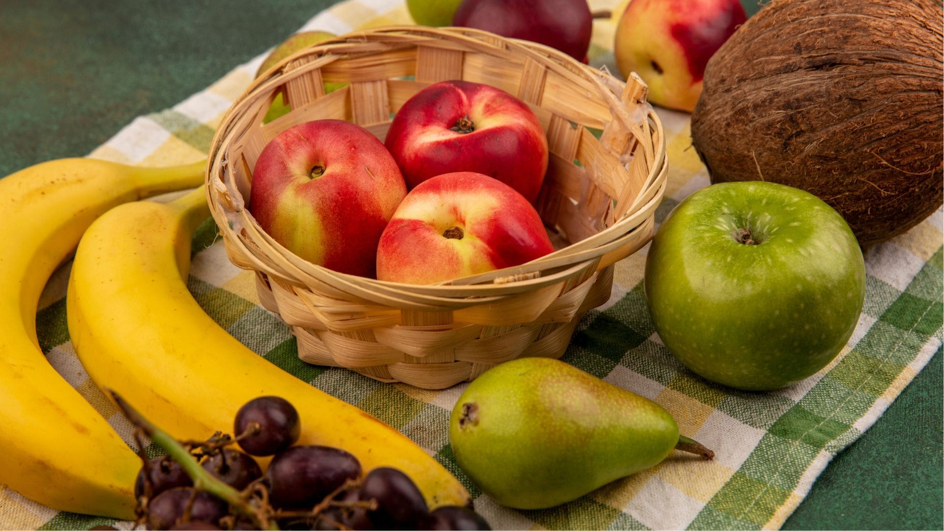 banány, broskyne, jablko, hruška, hrozno
