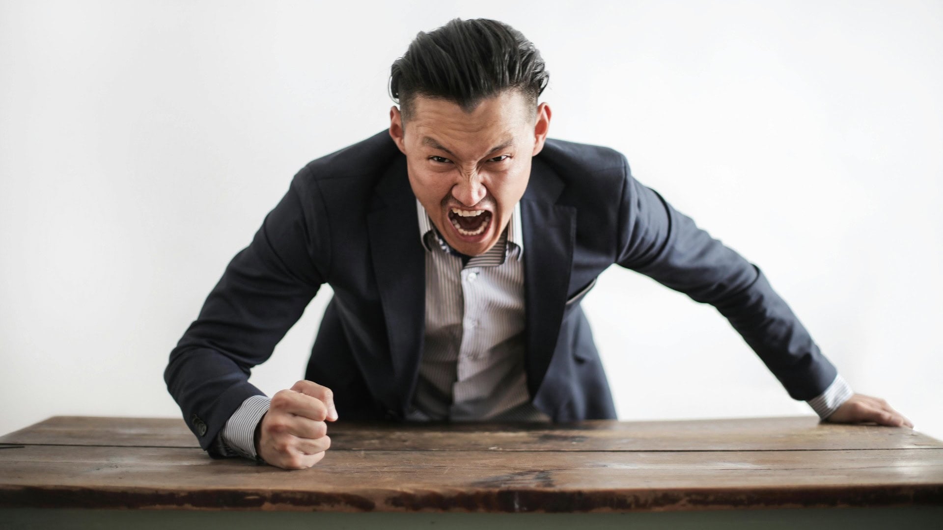 na snimke je hnev, nadavky, krik