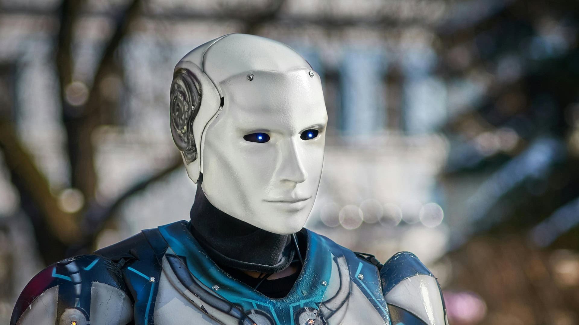 na snimke je robot, humanoidny