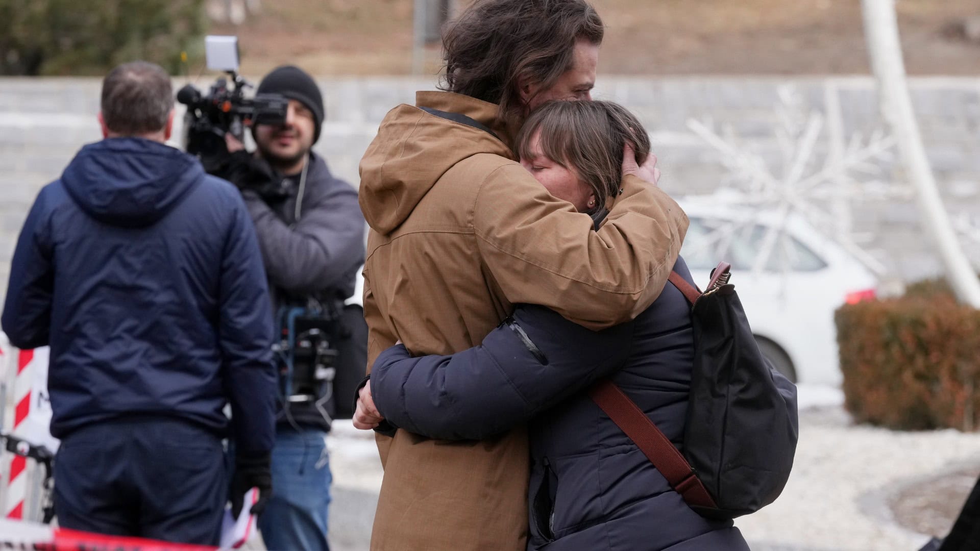 Ľudia smútia pri bare Crans-Montana