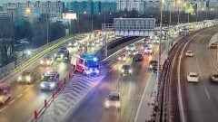 Nehoda viacerých áut v hlavnom meste. Úsek je ťažko prejazdný, premávka funguje len po krajnici