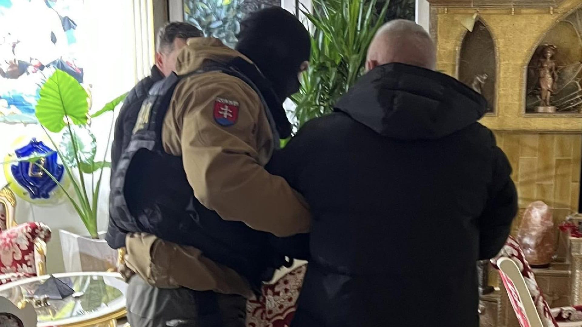 policajný zásah v Pezinku