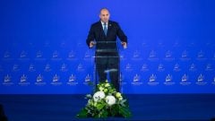 „Bulharský Orbán“ ovládol voľby. Rumen Radev získal absolútnu väčšinu a môže vládnuť úplne sám