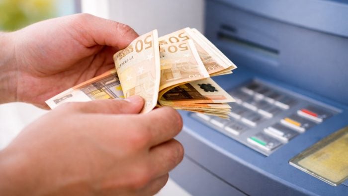 Slováci by mali mať doma hotovosť: Expert radí, koľko eur si nechať po ruke pri blackoute krajiny