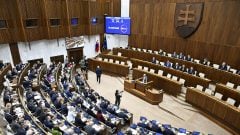 Ostrá hádka v parlamente: Mikloško nesiaha Mečiarovi ani po členky, tvrdí Bartek. Šimečka hovorí o paralelných realitách vlády