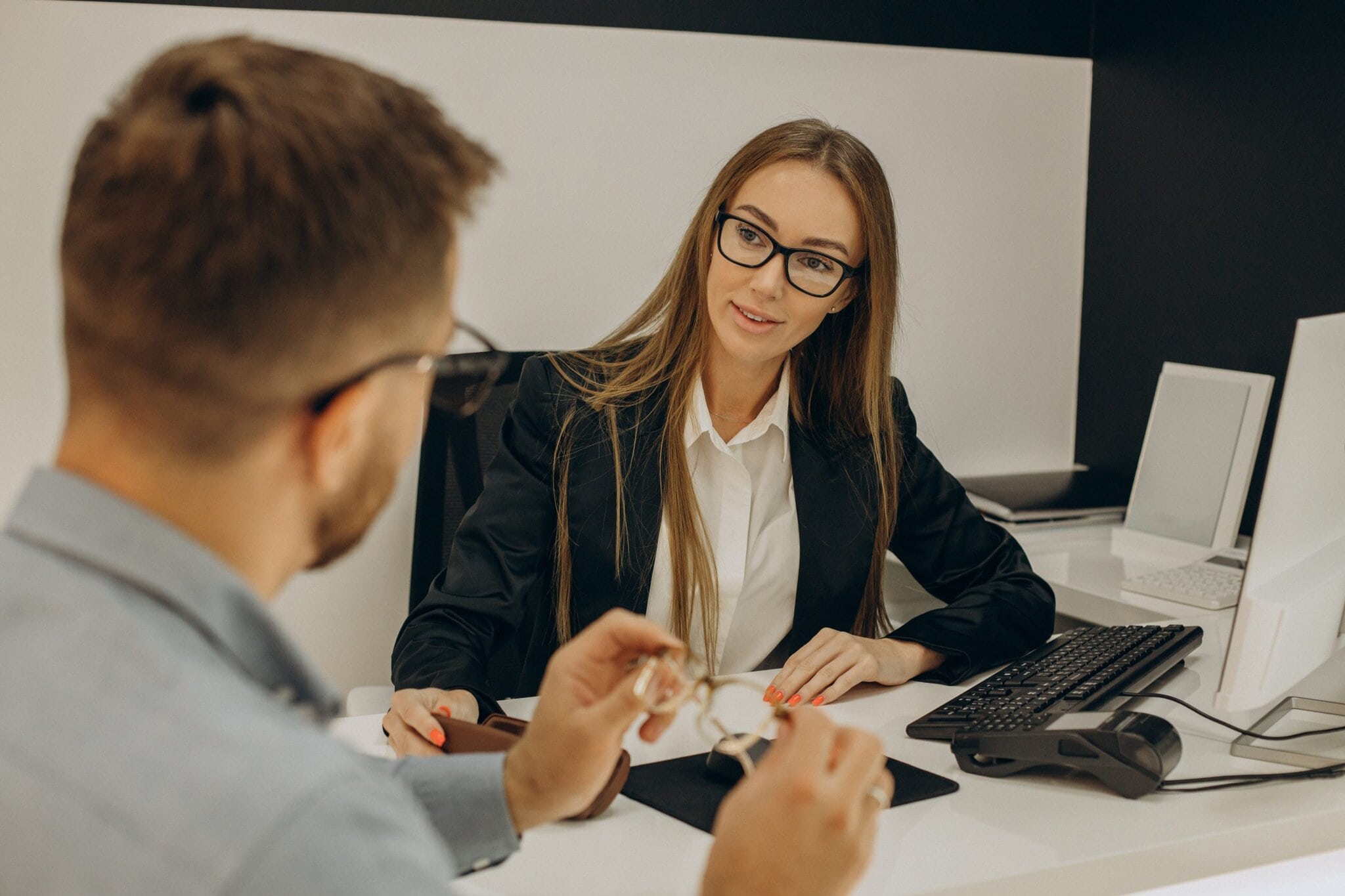 Na snímke finančný poradca.