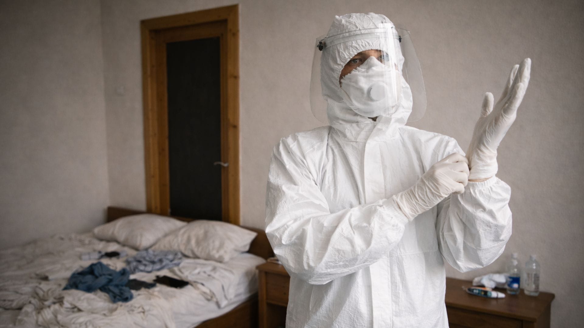 Odborník sa pripravuje na čistenie miestnosti po zosnulom