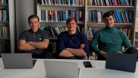 na snimke su Andrej Kazimir, Peter Štefanec a Filip Múdry , aplikacia MATURANT