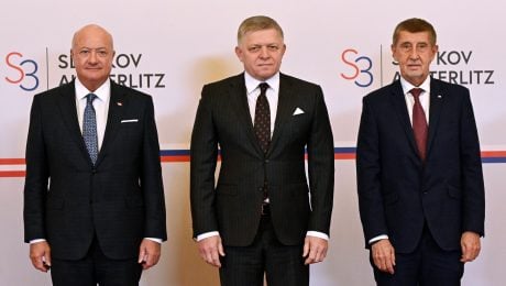 Stretnutie predsedov vlád krajín tzv. Slavkovského formátu. Na snímke zľava rakúsky spolkový kancelár Christian Stocker, predseda vlády SR Robert Fico a predseda vlády ČR Andrej Babiš.