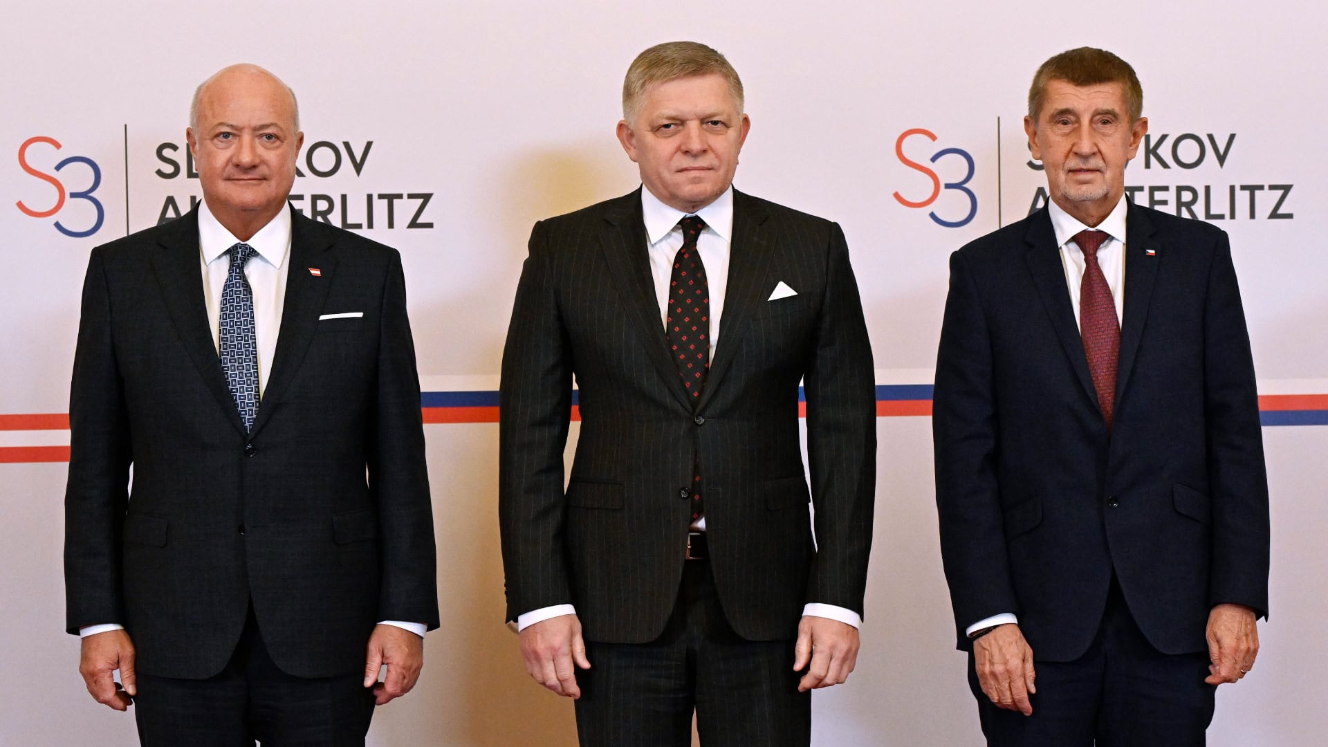 Stretnutie predsedov vlád krajín tzv. Slavkovského formátu. Na snímke zľava rakúsky spolkový kancelár Christian Stocker, predseda vlády SR Robert Fico a predseda vlády ČR Andrej Babiš.