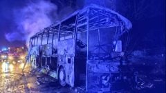 Tragédia na Liptove: Po zrážke autobusu s kamiónom vypukol požiar, vodič na mieste zahynul