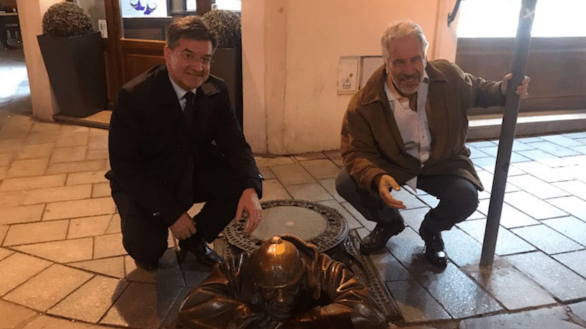 Na snímke Miroslav Lajčák a Jeffrey Epstein.