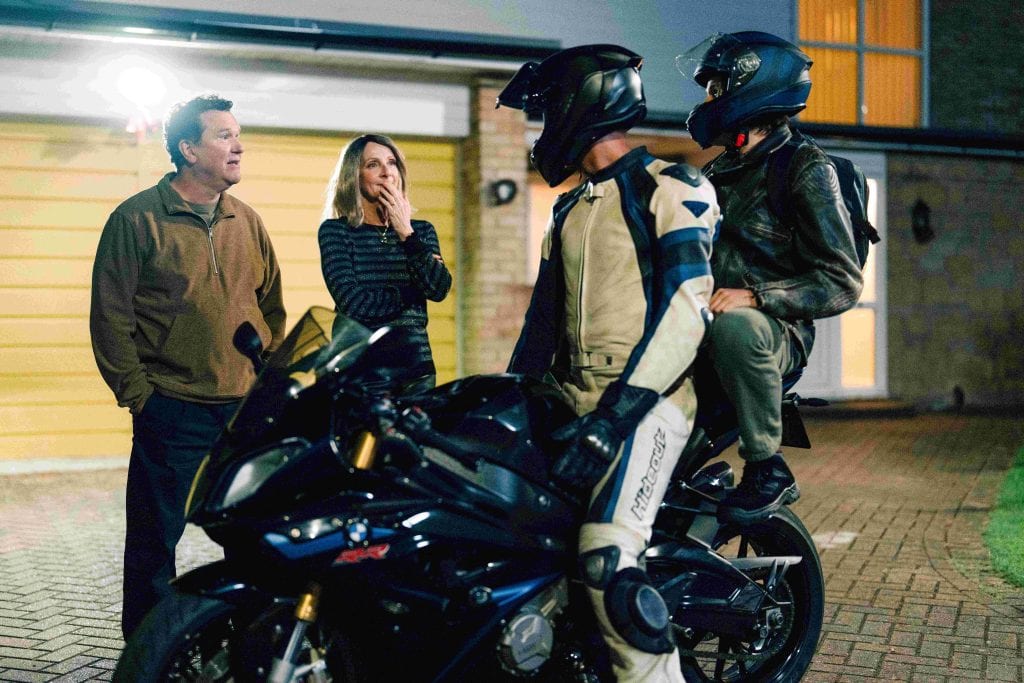 Názov Pillion – sedadlo pre spolujazdca –naznačuje rozdelenie moci vo vzťahu mužov dominantný Ray riadi, Colin sa vezie_PILLION_MFF FEBIOFEST Bratislava