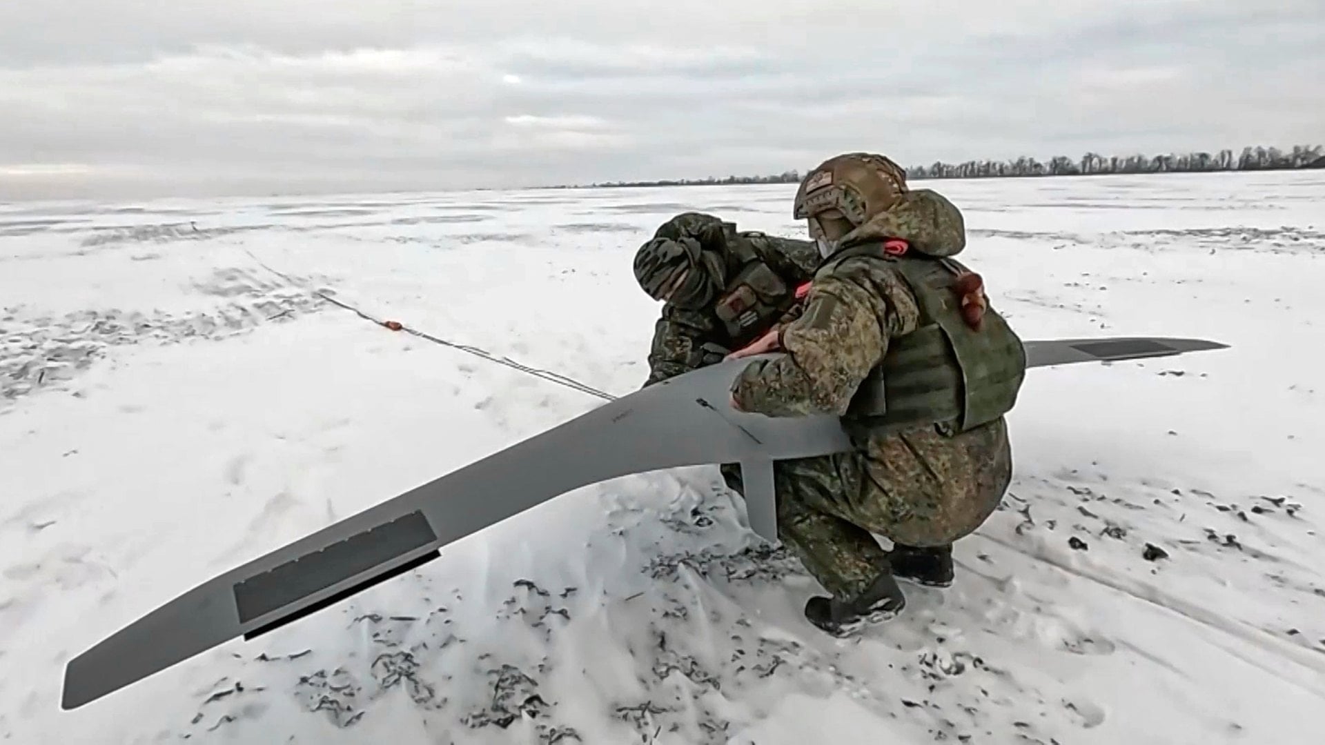 ruskí vojaci pripravujú dron