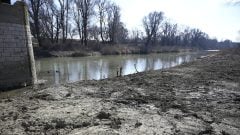 AKTUÁLNE: Na východe Slovenska zasahujú hasiči pre únik čiernej látky, hrozí kontaminácia rieky