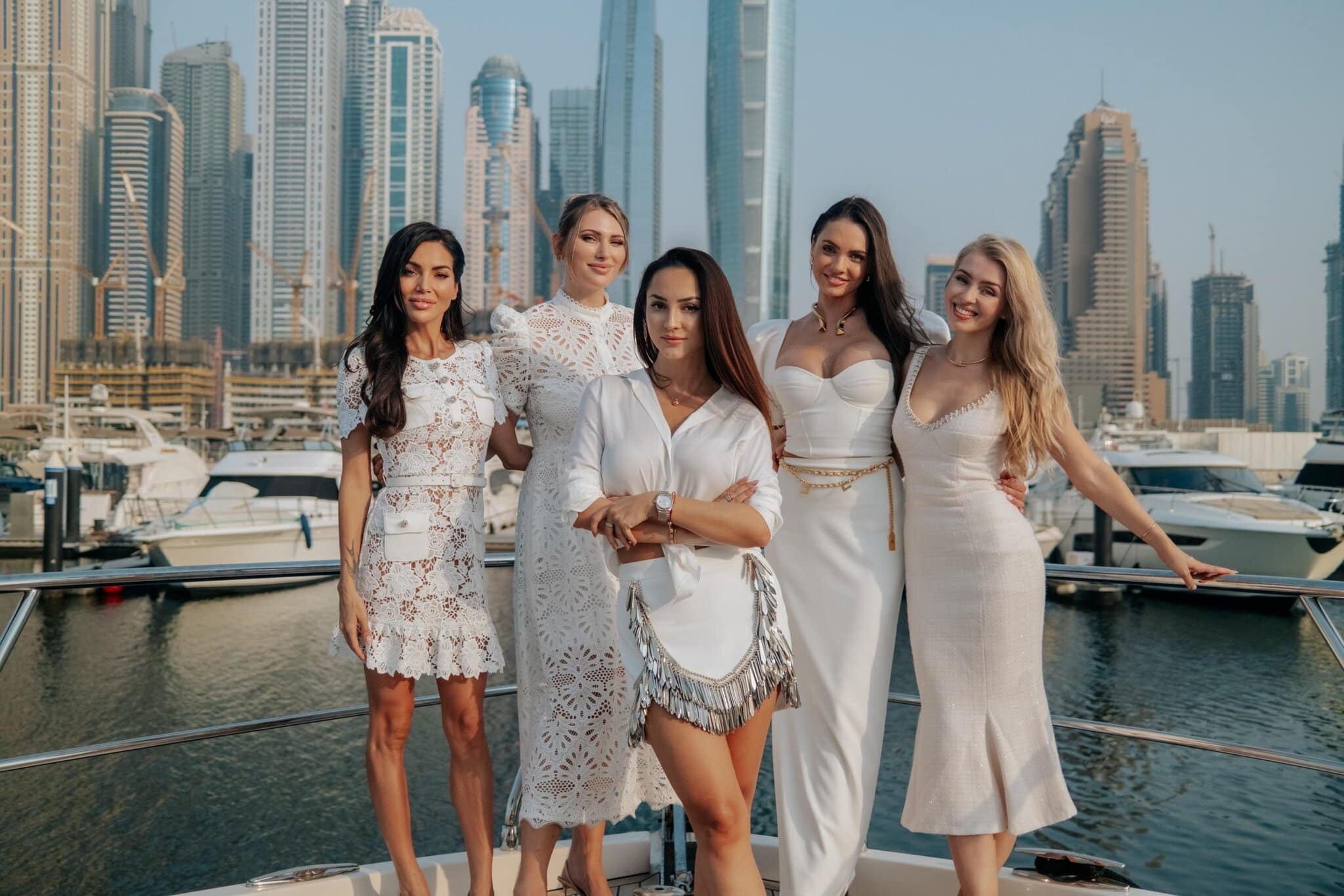 na snimke su podikatelky v dubaji