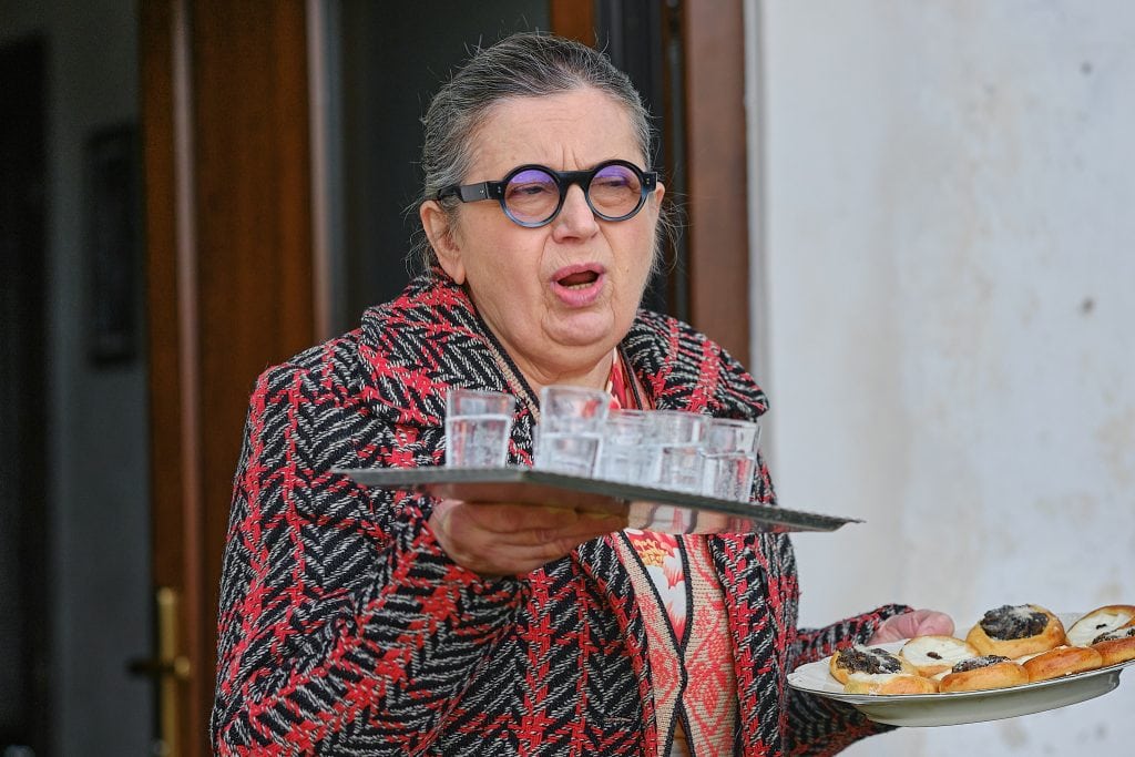 Tanec s medveďom_ Zuzana Kronerová, predstaviteľka Markovej hlboko veriacej matky (zdroj Bontonfilm)