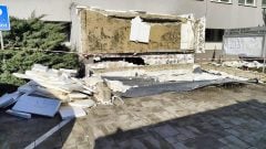 Mimoriadny zásah záchránarov, hlásia obeť: Z Klientskeho centra na juhu Slovenska spadla strecha