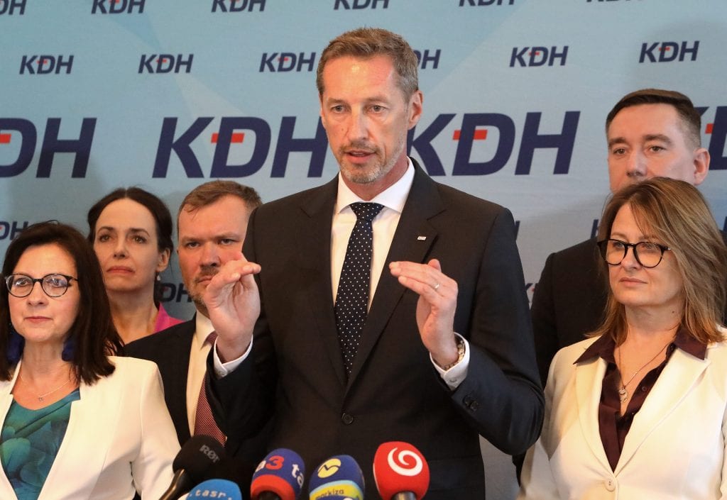 Na snímke predseda opozičného hnutia KDH Milan Majerský (tretí sprava), podpredseda KDH Viliam Karas (tretí zľava), europoslankyňa Miriam Lexmann (druhá zľava) a členka predsedníctva KDH Lucia Gurbáľová (vľavo) reagujú na tlačovej konferencii po celoslovenskom sneme KDH v Ružomberku v sobotu 7. marca 2026.