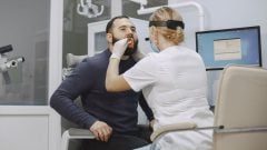 Väčšina ľudí ho má v tele: Lekári spájajú nenápadný vírus s rakovinou hrdla u mladých ľudí