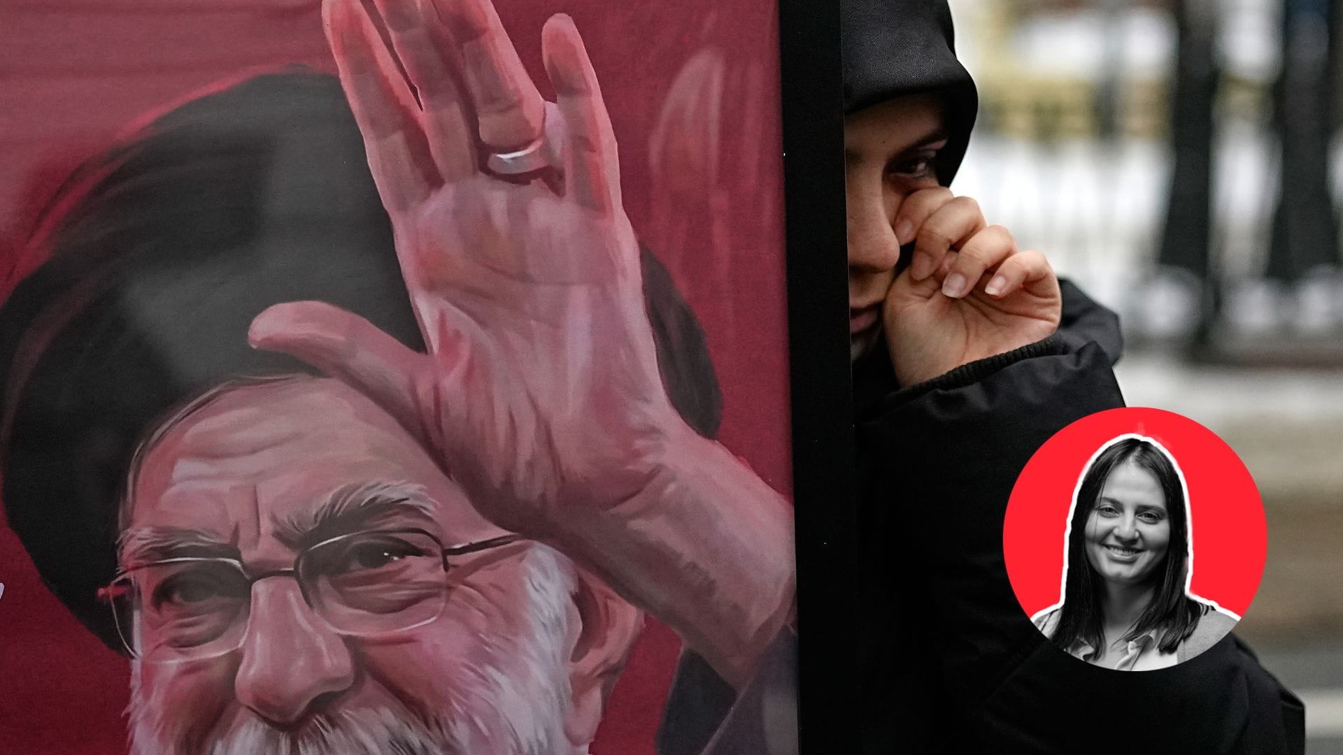 Na snímke iránska žena si utiera slzy počas zhromaždenia iránskych študentov študujúcich v Rusku na pamiatku iránskeho najvyššieho duchovného vodcu ajatolláha Alího Chameneího v Moskve.