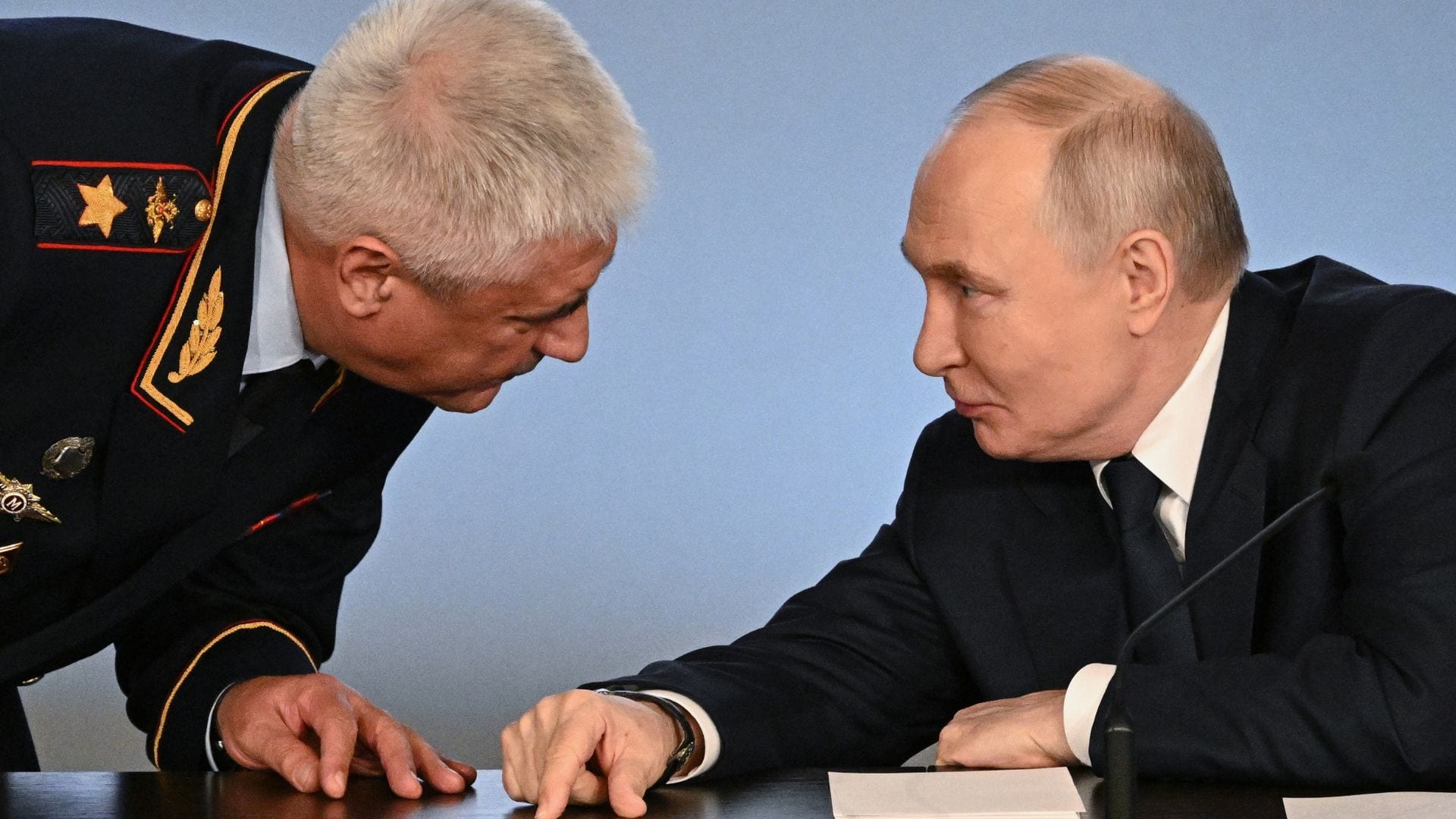 Ruský prezident Vladimir Putin (vpravo) a ruský minister vnútra Vladimir Kolokoltsev