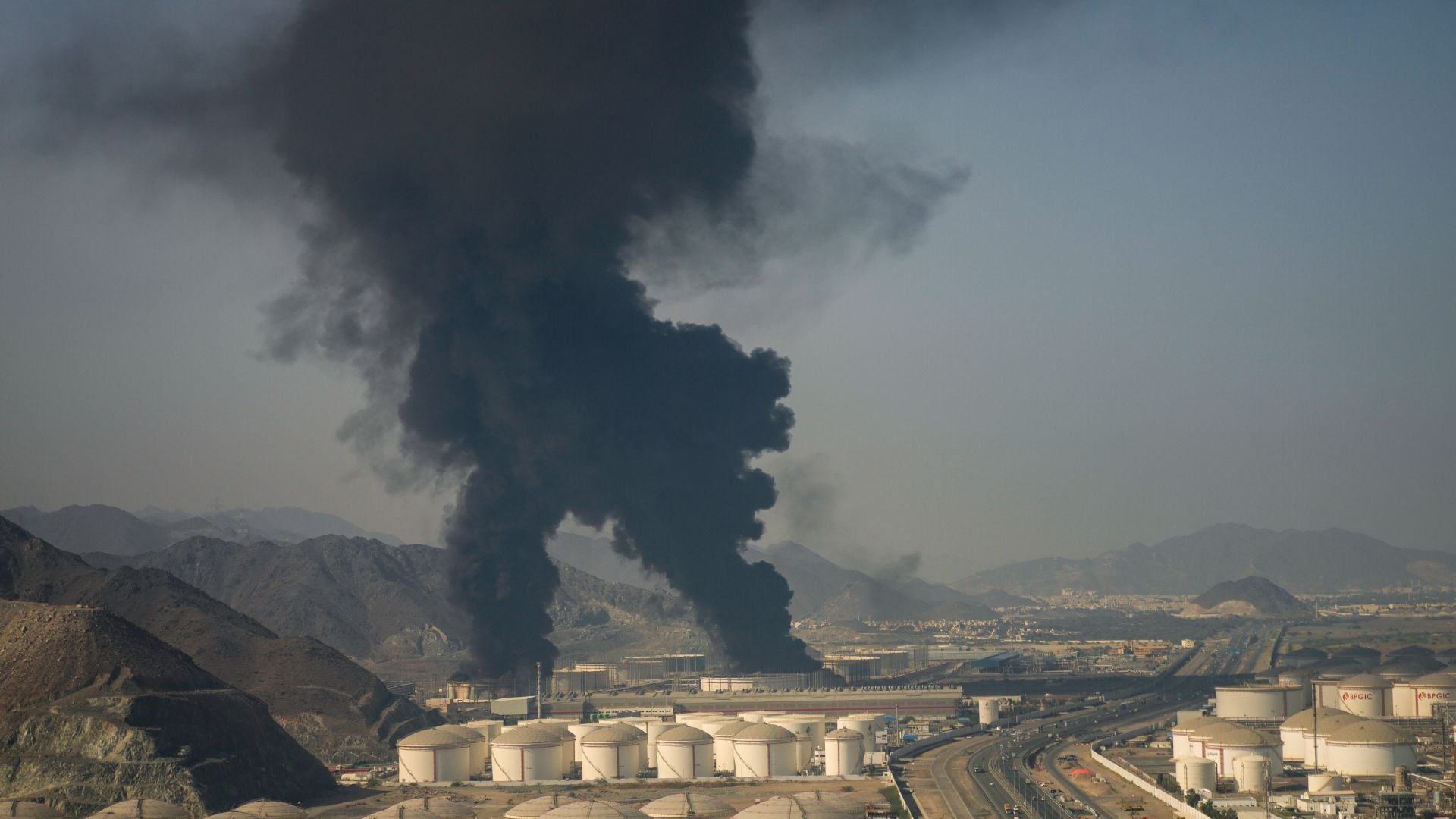Oheň a kúdoly dymu stúpajú z ropného zariadenia vo Fudžajre v Spojených arabských emirátoch