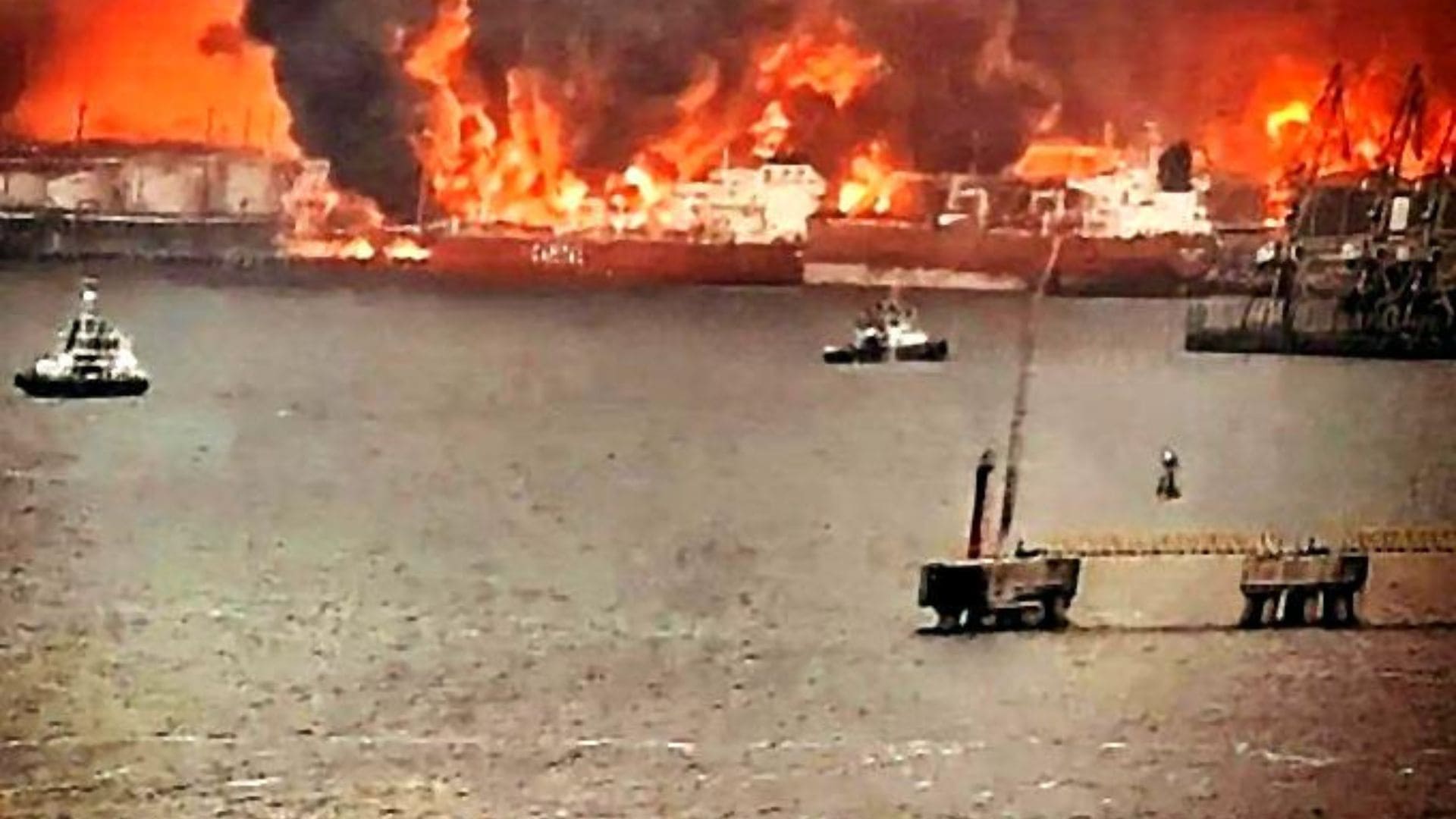 Prístav Usť-Luga v plameňoch