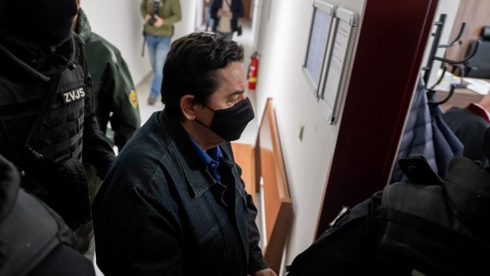 Na snímke obžalovaný Marian K. prichádza v sprievode kukláčov na súdny proces v kauze objednávky vraždy novinára Jána Kuciaka, ako aj v prípade prípravy vrážd prokurátorov v pondelok 9. marca 2026 na Špecializovanom trestnom súde (ŠTS) v Pezinku.