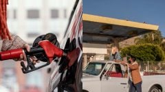 Panika na pumpách: Slováci tankujú naftu do obrovských kontajnerov, známa sieť zavádza limity