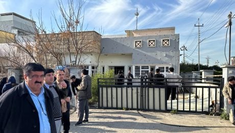 Irackí Kurdi skúmajú svoje zničené domy po dronovom útoku Iránu v irackom meste Arbíl 4. marca 2026.