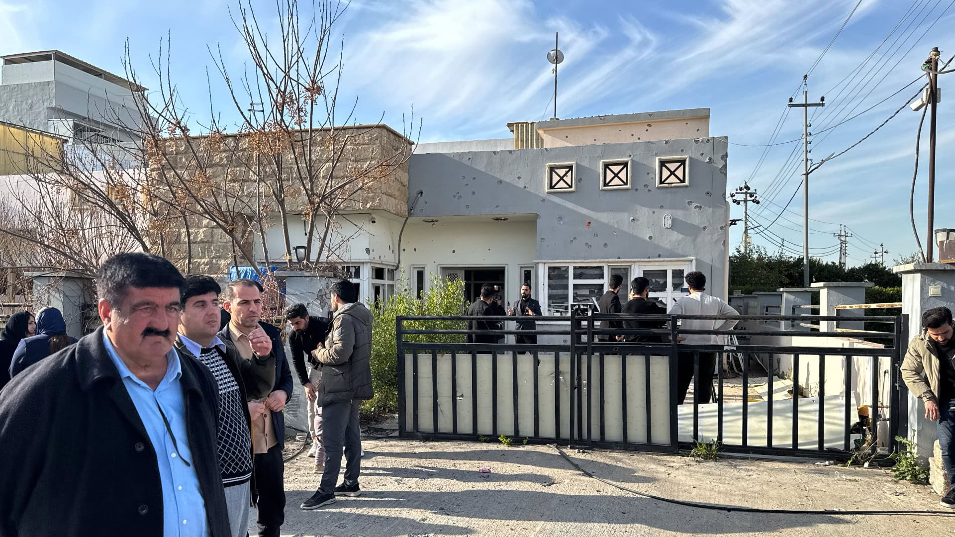 Irackí Kurdi skúmajú svoje zničené domy po dronovom útoku Iránu v irackom meste Arbíl 4. marca 2026.