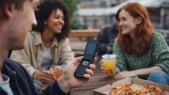 Gen Z spustila tichú revolúciu. Namiesto nekonečného scrollovania volia tlačidlové mobily