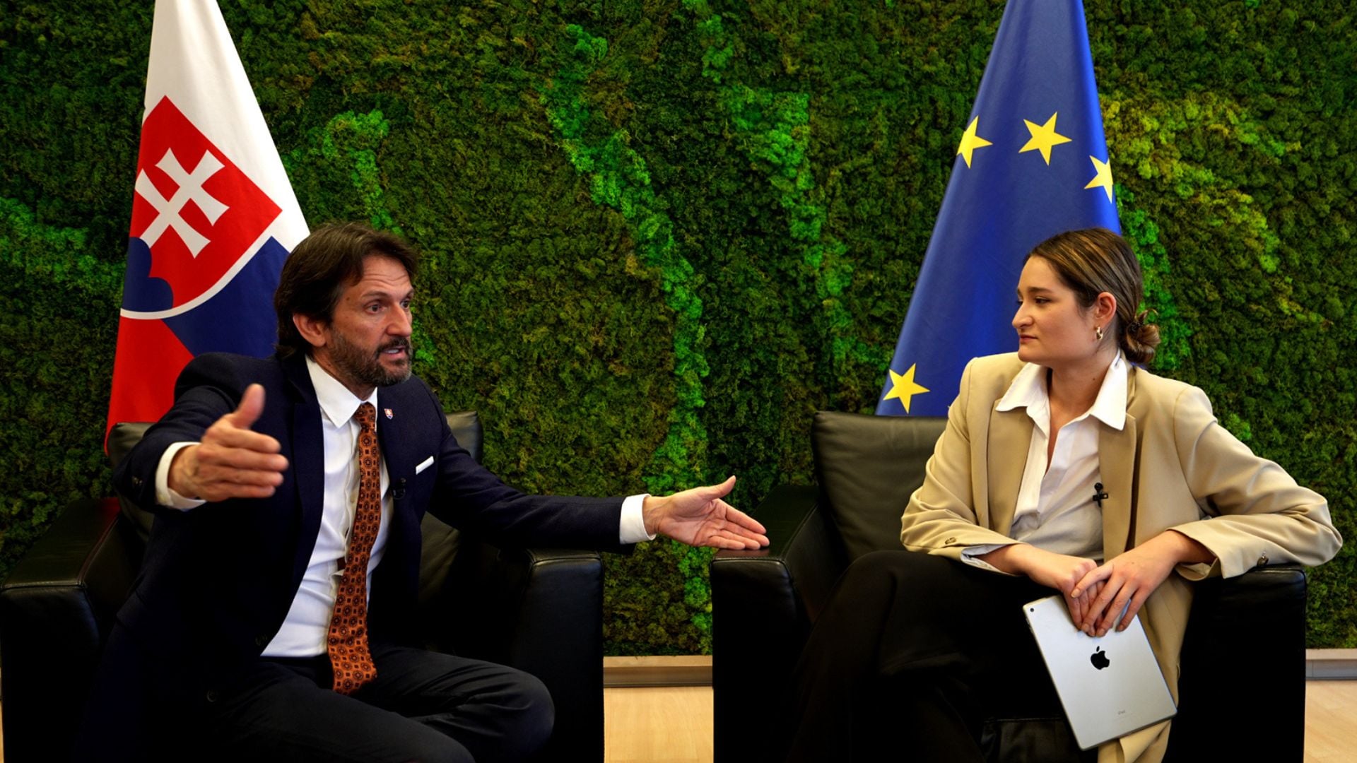 Relácia Zo zákulisia politiky s ministrom obrany Robertom Kaliňákom.