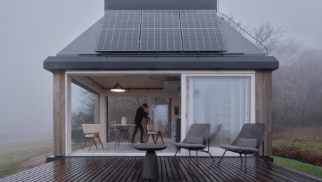 Modulárny dom za 180-tisíc eur ponúka off-grid bývanie s výhľadom na hrad