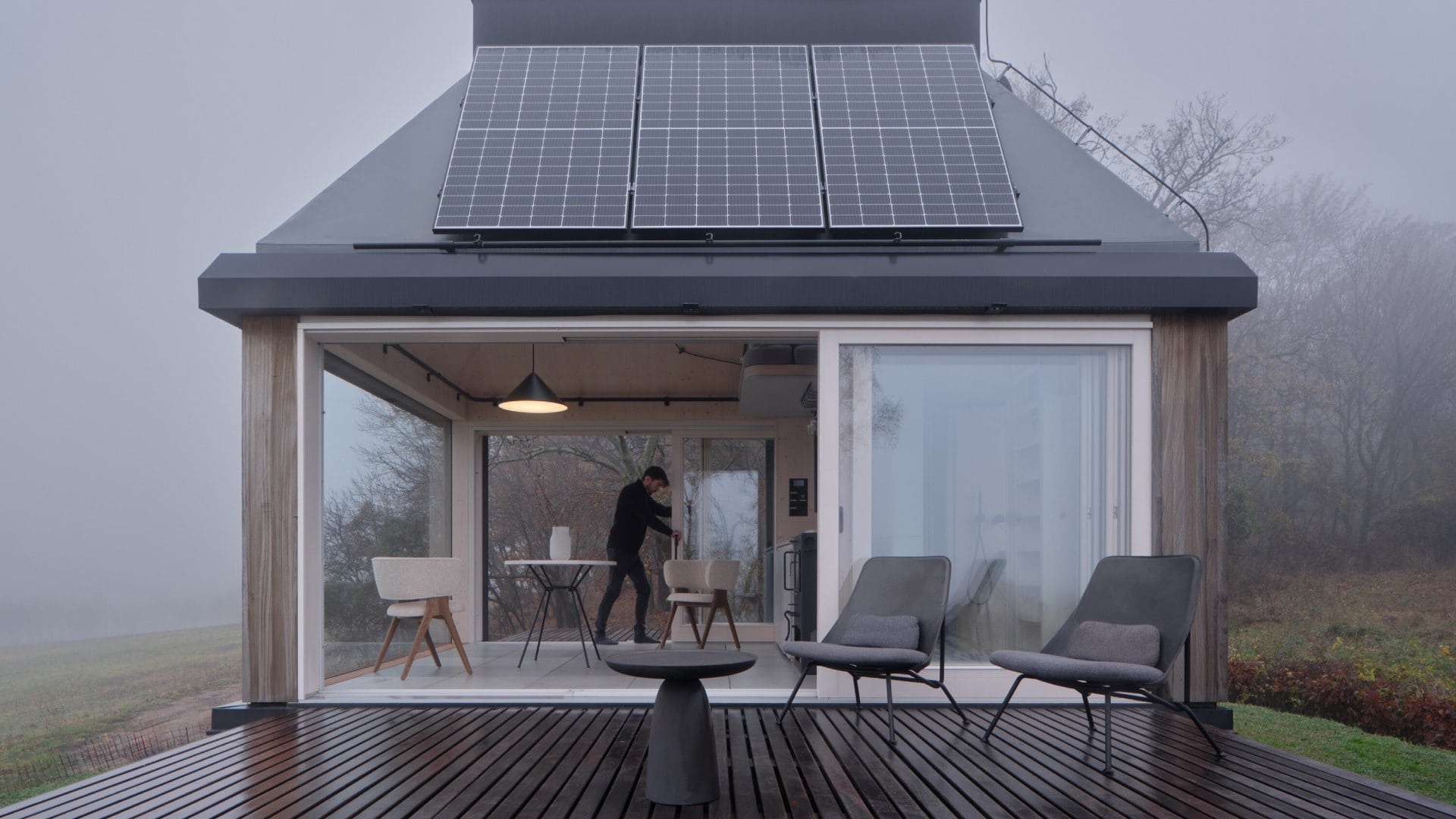 Luxus na ploche 20 m2: Modulárny dom za 183-tisíc eur ponúka off-grid bývanie s výhľadom na hrad (FOTO)