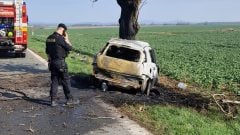 Tragická nehoda na západe Slovenska: Auto narazilo do stromu a začalo horieť. Vodič ostal v aute zakliesnený