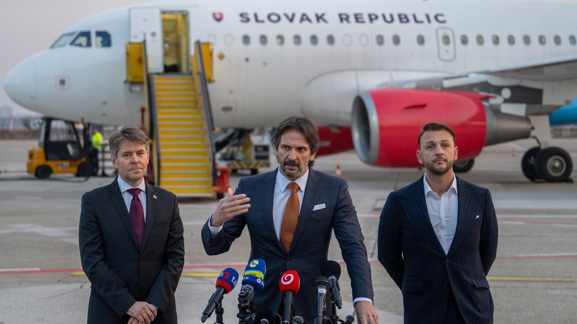 Prvé repatriačné lety sú doma. Kaliňák priznal vážne problémy