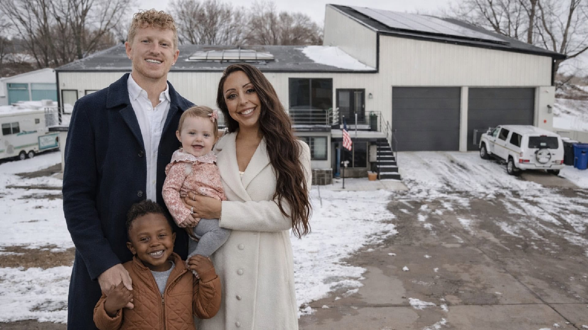 rodina pred opravenou hasičkou stanicou