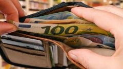 Máš doma starú 100-eurovku? Vieme dokedy ňou môžeš platiť a kde ti ju vymenia zadarmo