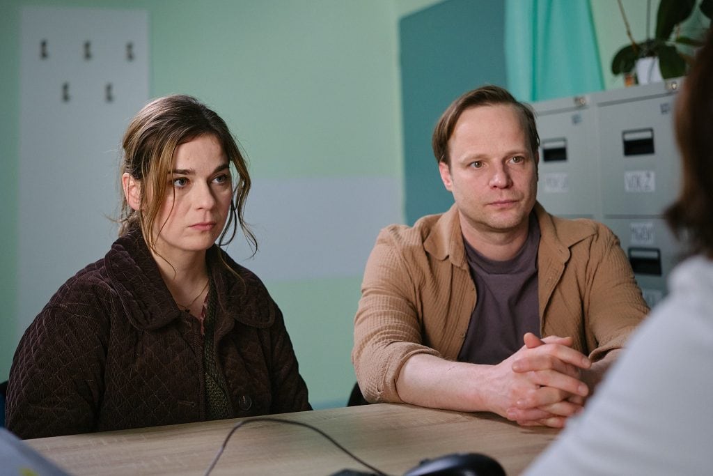 Tanec s medveďom_Pavla Gajdošíková a Kryštof Hádek ako pár, ktorý stojí pred životným rozhodnutím (zdroj Bontonfilm)