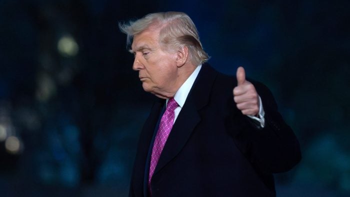 Trumpov zbrojný bič