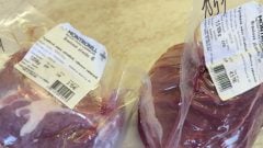 Inšpektori objavili 3 302 kg skazeného bravčového mäsa v slovenských supermarketoch. Ak ho máš doma, vráť ho do predajne