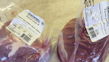 Inšpektori objavili 3 302 kg skazeného bravčového mäsa v slovenských supermarketoch. Ak ho máš doma, vráť ho do predajne