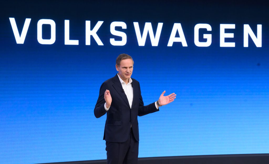 Oliver Blume hovorí počas tlačovej konferencie v nemeckom meste Wolfsburg 10. marca 2026. Pokles zisku spoločnosti Volkswagen