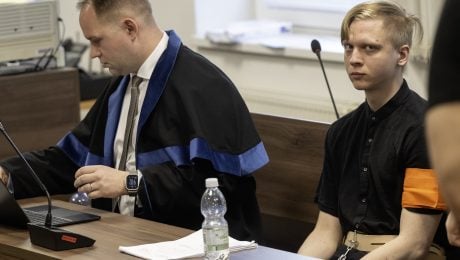 Na snímke obžalovaný Samuel S. sedí v súdnej sieni počas pojednávania vo veci vlaňajšieho útoku nožom na gymnáziu v Spišskej Starej Vsi na Špecializovanom trestnom súde (ŠTS) v Pezinku v piatok 17. apríla 2026.