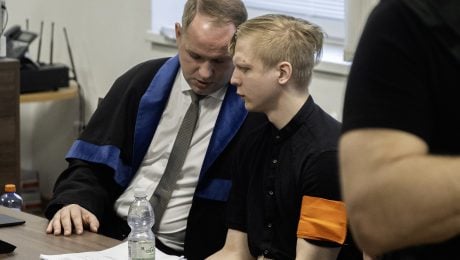Na snímke obžalovaný Samuel S. sedí v súdnej sieni počas pojednávania vo veci vlaňajšieho útoku nožom na gymnáziu v Spišskej Starej Vsi na Špecializovanom trestnom súde (ŠTS) v Pezinku v piatok 17. apríla 2026.
