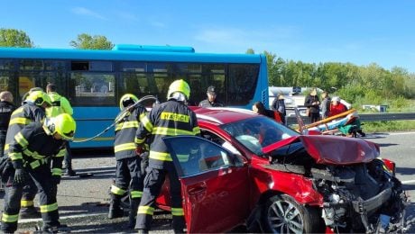MIMORIADNE Zrážka autobusu